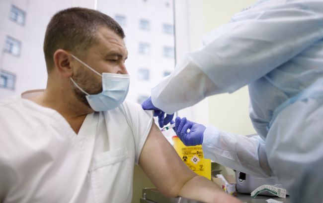 Чи будуть в Україні повторно вакцинувати від COVID: відповідь експерта