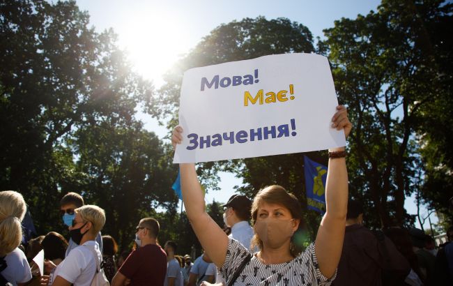 Українці розділилися в оцінці дій влади щодо захисту мови