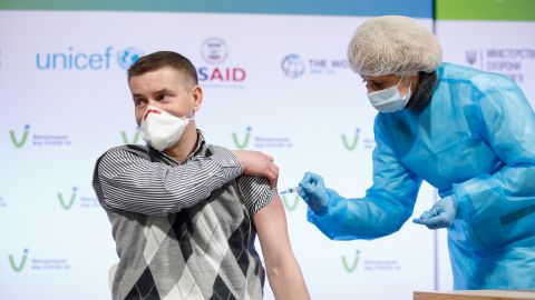 Вакцина AstraZeneca может привести к тромбозу. Это новый побочный эффект