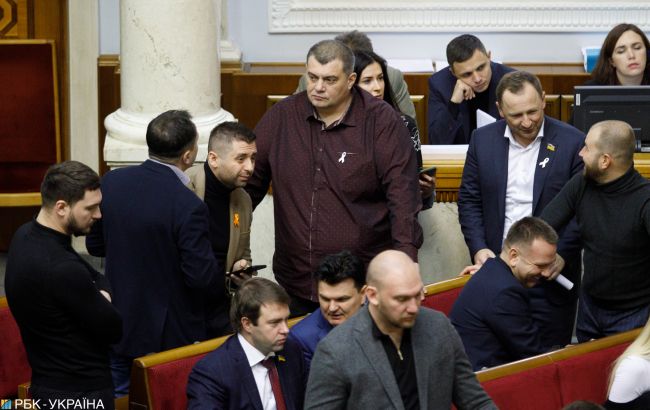 Парламент одобрил закон о совместительстве помощников нардепов