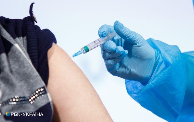 Чому в Європі розгорівся скандал навколо вакцини AstraZeneca: пояснення експерта