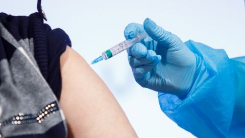 Вакцина Pfizer и Coronavac: кого будут прививать этими препаратами