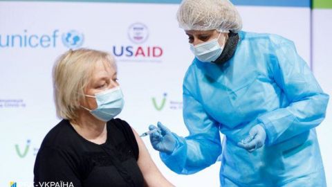 Вже понад 130 у всіх регіонах. Де і коли працюватимуть центри вакцинації: список