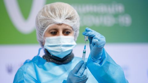 Взяли паузу: почему в мире прекращают вакцинацию AstraZeneca и как быть Украине