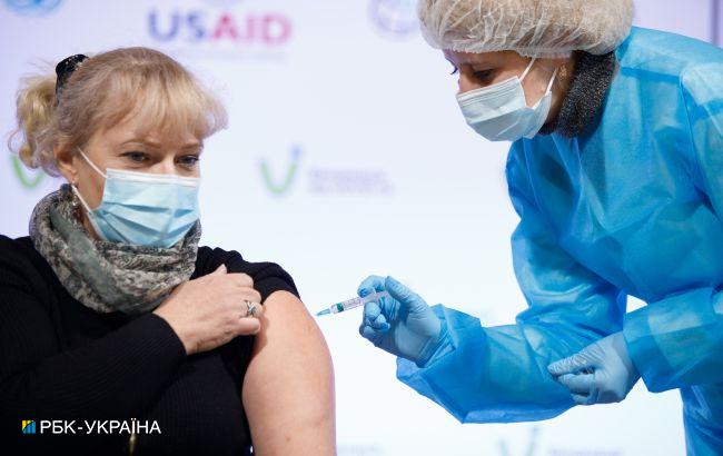 Вторую дозу COVID-вакцины получили еще более трех тысяч украинцев