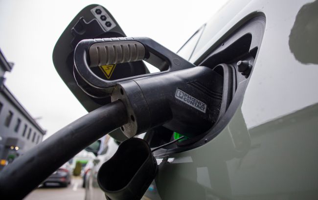 Ціни падають: скільки коштують бензин та дизель на АЗС в Україні