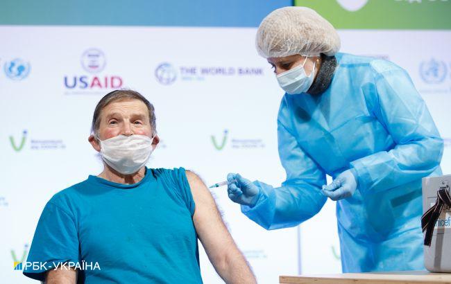 Стало відомо, кого будуть щепити в центрі вакцинації на МВЦ в Києві