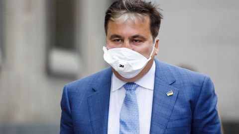 Саакашвили стало хуже: его без сознания унесли на носилках после встречи с адвокатом