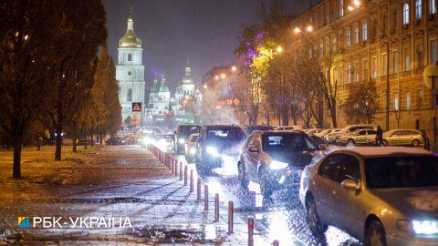 У Києві через снігопад різко злетіли ціни на таксі