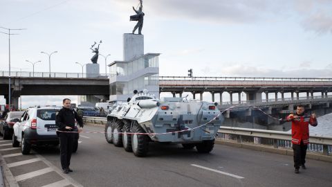 "Мінера" мосту Метро в Києві випустили з психлікарні