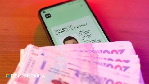 Тисяча за вакцинацію. Банки почали видавати пластикові картки