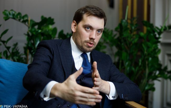 Гончарук с осторожностью относится к упрощению выплат пенсий жителям ОРДЛО