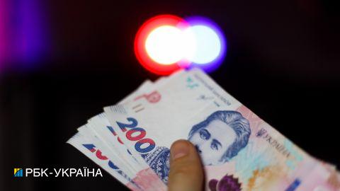 Средняя зарплата в Украине за месяц упала почти на 200 гривен