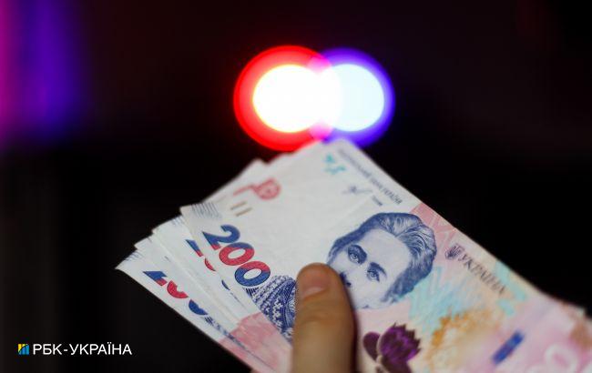 Средняя зарплата в Украине за месяц упала почти на 200 гривен