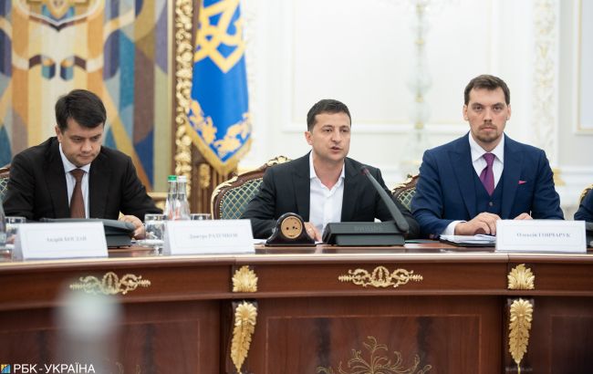 Большинство украинцев негативно оценивают действия власти в ключевых вопросах