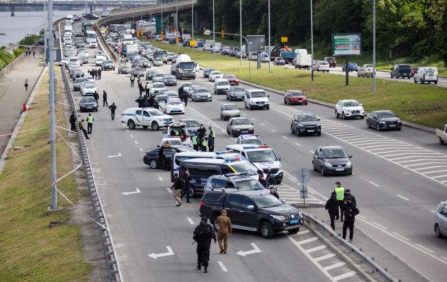 В Киеве на мосту Метро работает полиция и взрывотехники. Там обнаружили "подозрительный предмет"