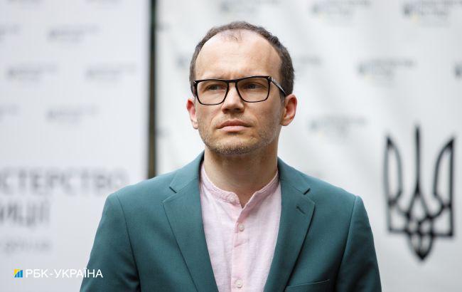 Зеленский поручил расширить ограничения для олигархов за границей, - Малюська