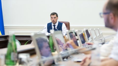 Кабмин заморозил часть бюджетных выплат из-за нехватки денег