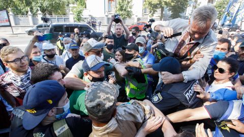 У Порошенка вимагають не розглядати на позачерговій сесії мовний законопроект