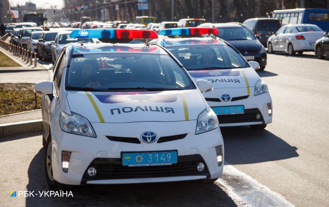 У Києві патрульні зупинили рух на жвавій дорозі, щоб пропустити каченят: миле відео