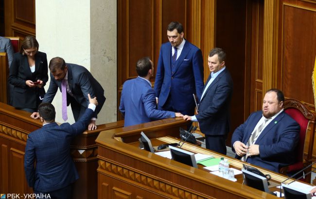 Большинство украинцев недовольны работой правительства и парламента
