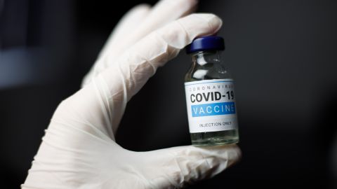 В AstraZeneca максимально повысили эффективность своей вакцины от COVID