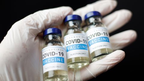 Moderna заявила про ефективність вакцини від COVID на 100% при важких випадках