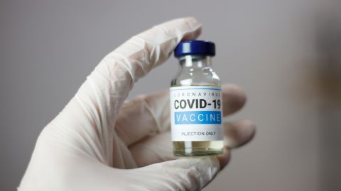 Украинцы назвали приемлемую стоимость вакцины от COVID-19