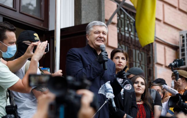 Порошенко: политические преследования разрушают демократию в Украине