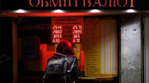 Курс доллара продолжил рост на межбанке, несмотря на меры НБУ