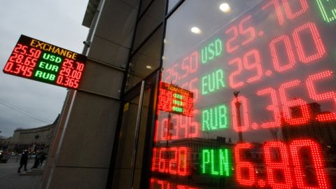 Курс доллара продолжает расти, несмотря на интервенции НБУ