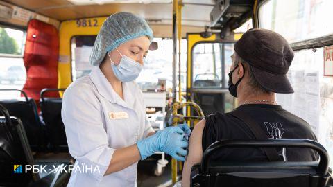 За добу в Україні зробили ще понад 71 000 щеплень від COVID