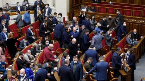 Рада возвращается к работе. В "Слуге народа" рассказали, что будут рассматривать депутаты