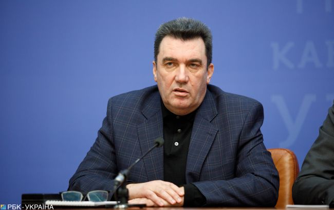 Данилов оценил вероятность введения санкций против Порошенко
