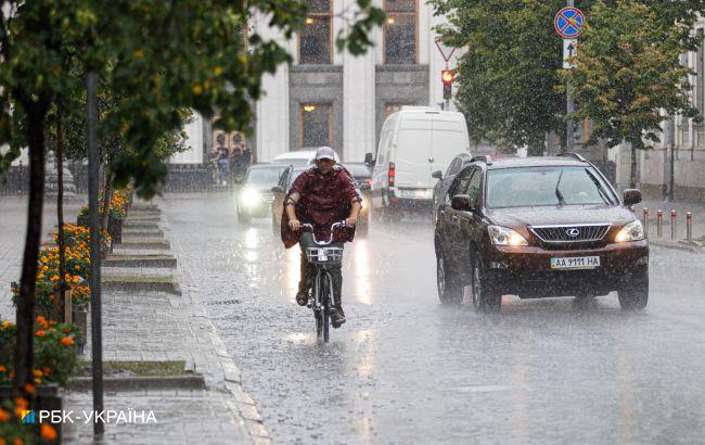 Затоплены улицы, "гейзеры" и задержка транспорта: в Киеве разгулялась непогода