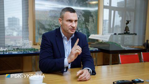 В Киеве запрещают продажу алкоголя и просят магазины не повышать цены