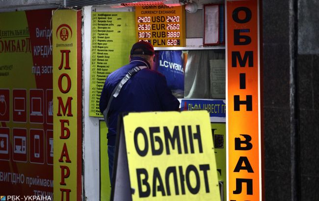 Курс долара продовжує знижуватися