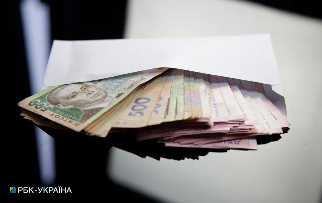 Средняя зарплата украинцев выросла до 19 тысяч гривен: где платят больше всего
