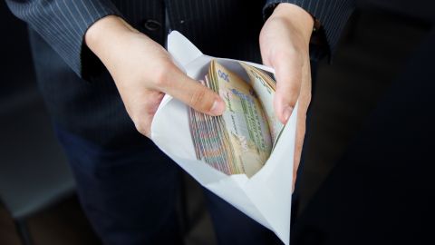 Чиновника Минобороны задержали на взятке 400 тысяч гривен