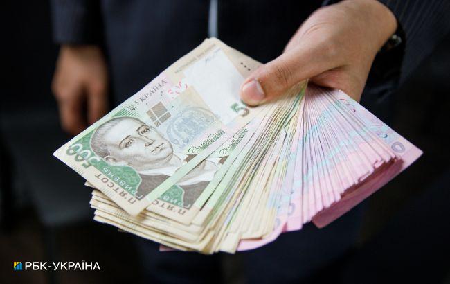 Средняя зарплата в Украине за месяц упала на 350 гривен