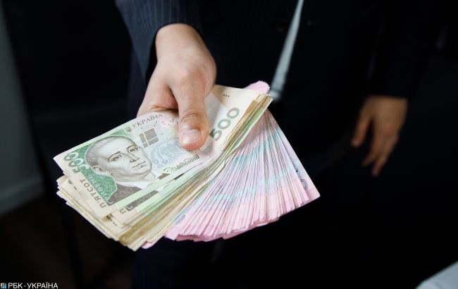 Зарплати українців у лютому продовжували рости