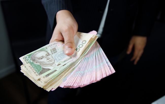 ФОПи та наймані працівники почали отримувати карантинні 8 тисяч гривень