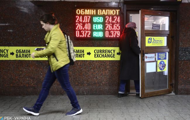 Украинцы в сентябре прекратили покупку валюты и начали продавать
