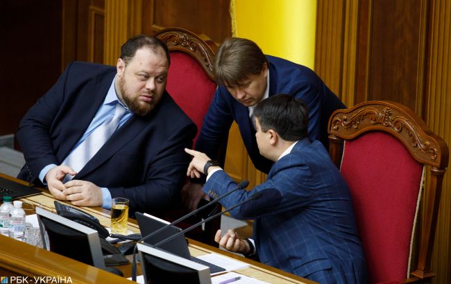 Большинство украинцев уже недовольны правительством и парламентом