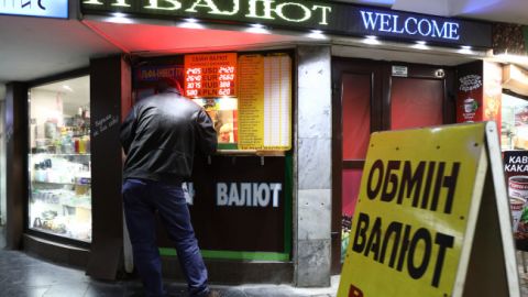 Курс доллара ускорил падение