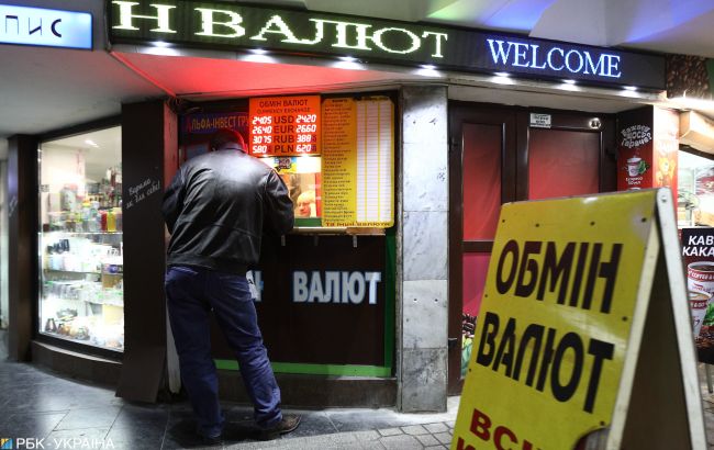 Українці за останній місяць збільшили продаж валюти в три рази