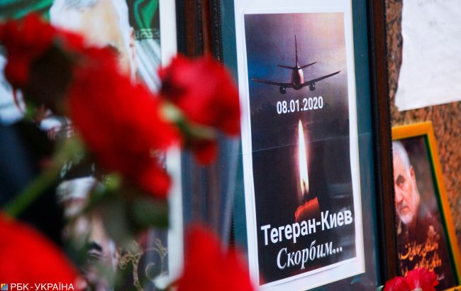 Ставали на коліна і плакали: у Києві вшанували пам'ять українців, загиблих на борту МАУ в Ірані