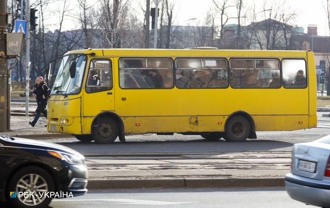 В Киеве маршрутчик грубо нарушил ПДД: в сети показали видео