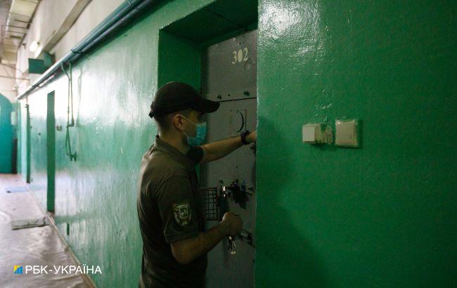 В Україні в'язням дозволять користуватися інтернетом і телефонами