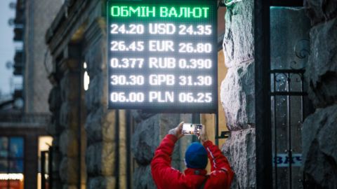 Украинцы в начале года продолжили продавать валюту